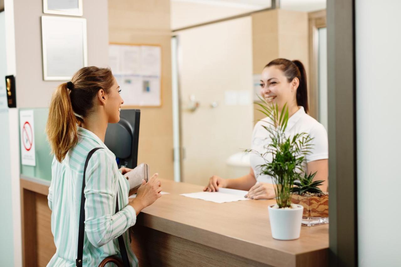 Hotel Premier Aqua - Adults Only Vrdnik Eksteriør billede Receptionist at work