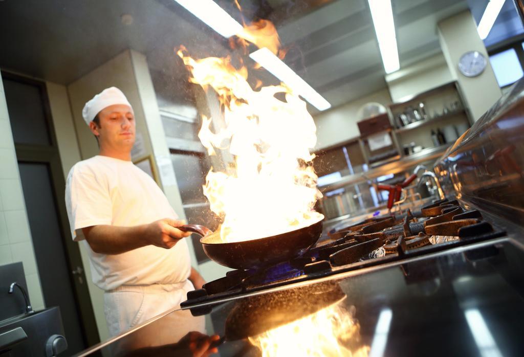 Hotel Premier Aqua - Adults Only Vrdnik Eksteriør billede A chef cooking with a wok