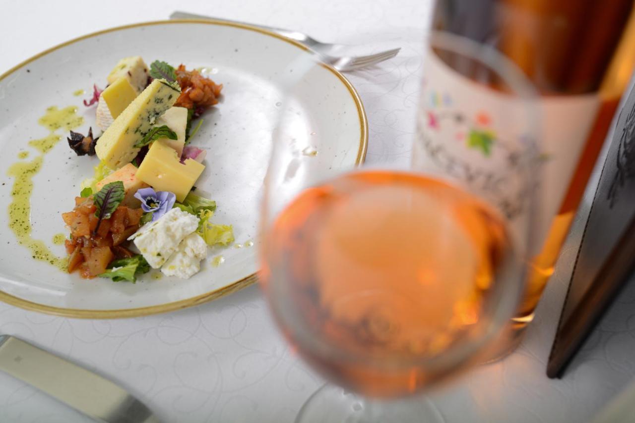 Hotel Premier Aqua - Adults Only Vrdnik Eksteriør billede A glass of rosé wine