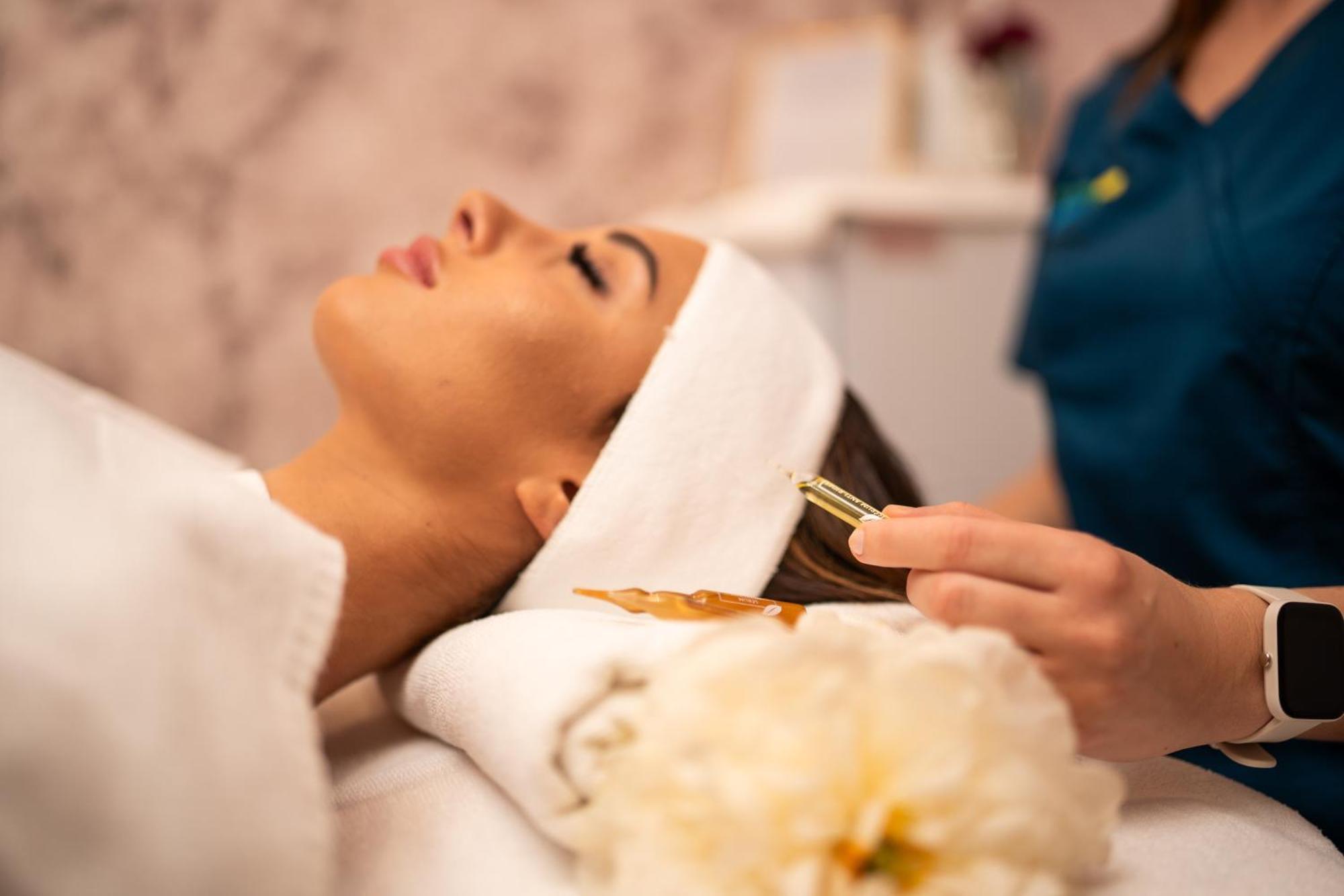 Hotel Premier Aqua - Adults Only Vrdnik Eksteriør billede A woman receiving a facial treatment