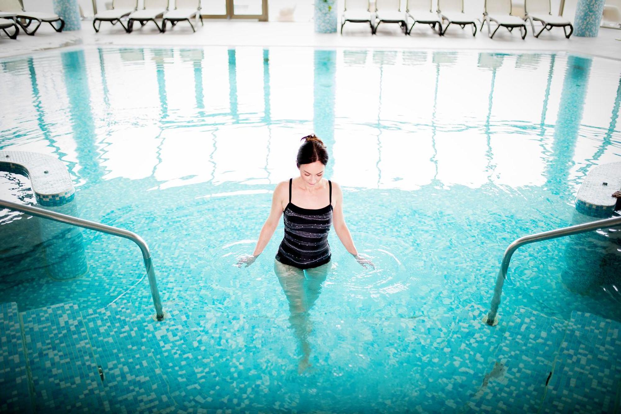 Hotel Premier Aqua - Adults Only Vrdnik Eksteriør billede A woman in a swimming pool