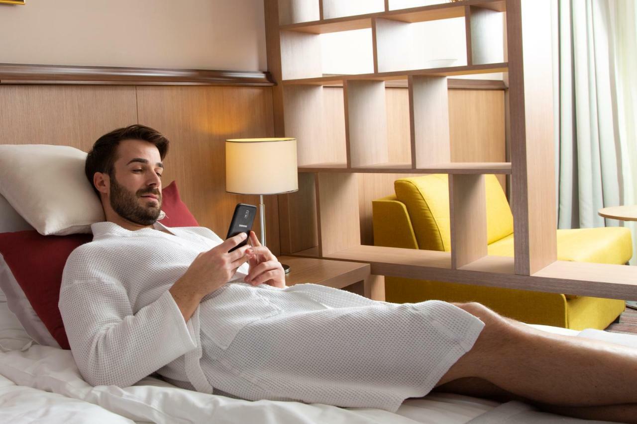 Hotel Premier Aqua - Adults Only Vrdnik Eksteriør billede A man wearing a bathrobe